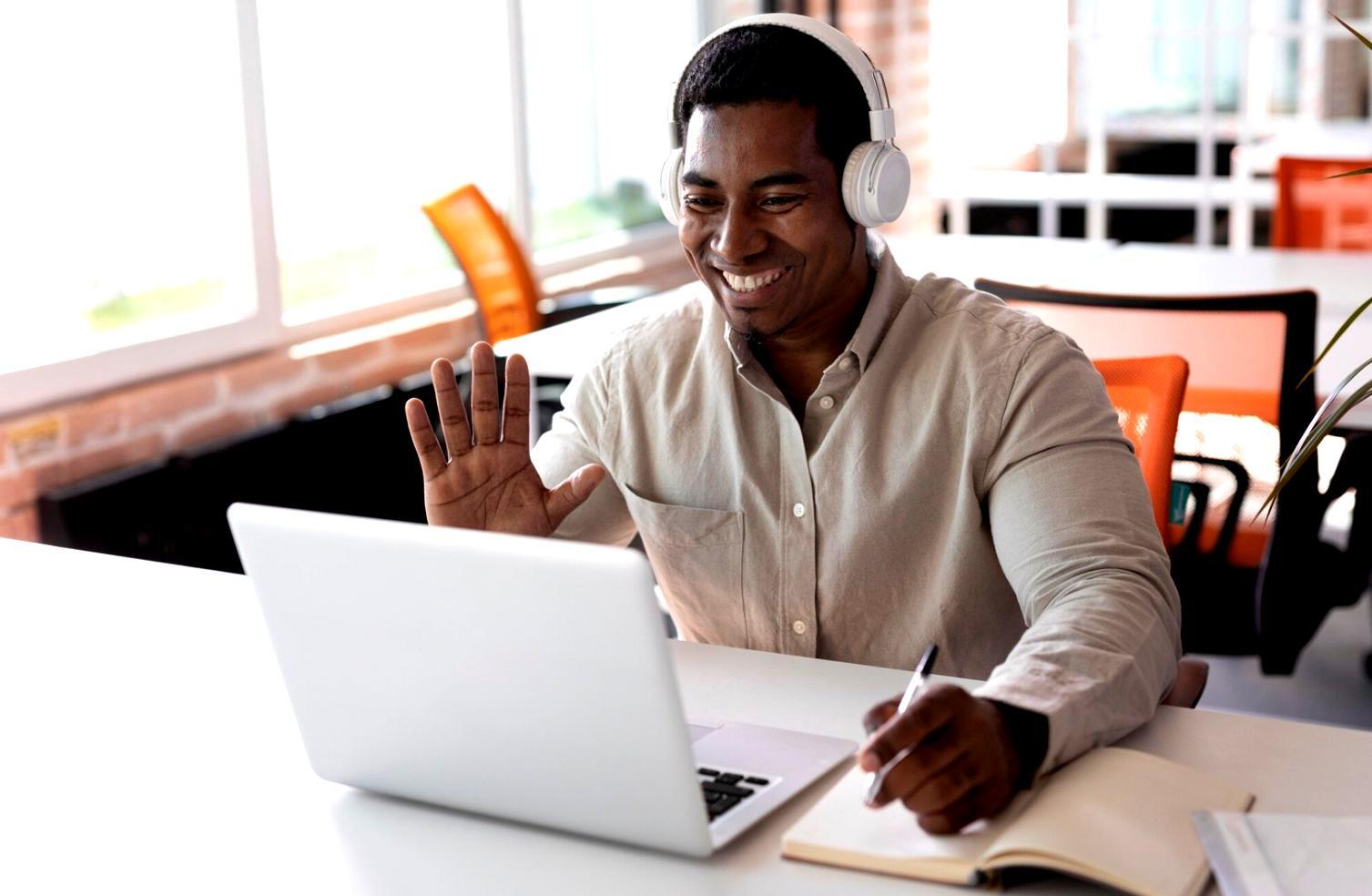 Espace de formation moderne avec équipements financiers